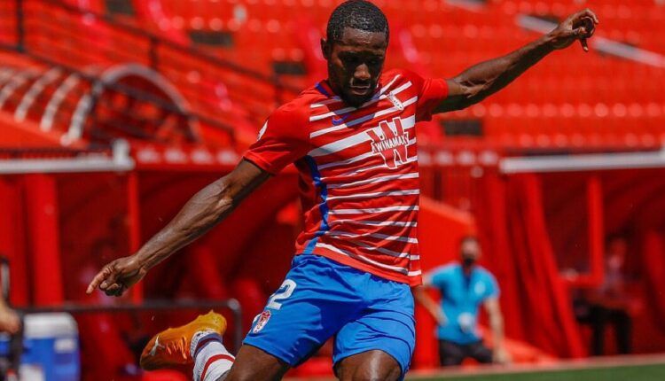 Kingsley Fobi en un partido con el Recreativo Granada