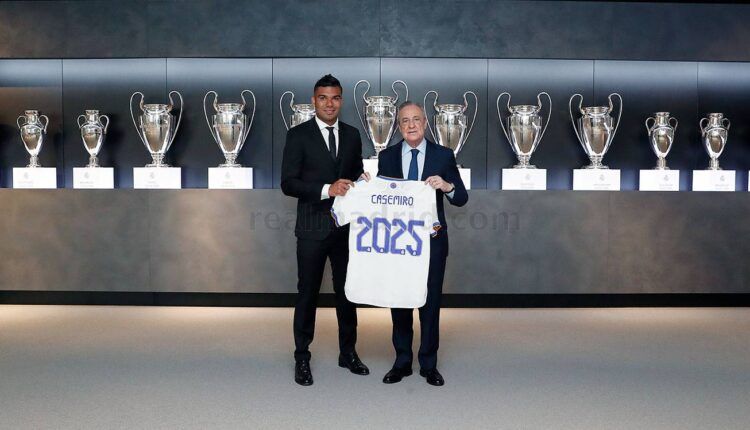 Carlos Henrique Casemiro y Florentino Pérez en el acto de renovación del jugador del Real Madrid Club de Fútbol. Foto: Real Madrid Club de Fútbol.