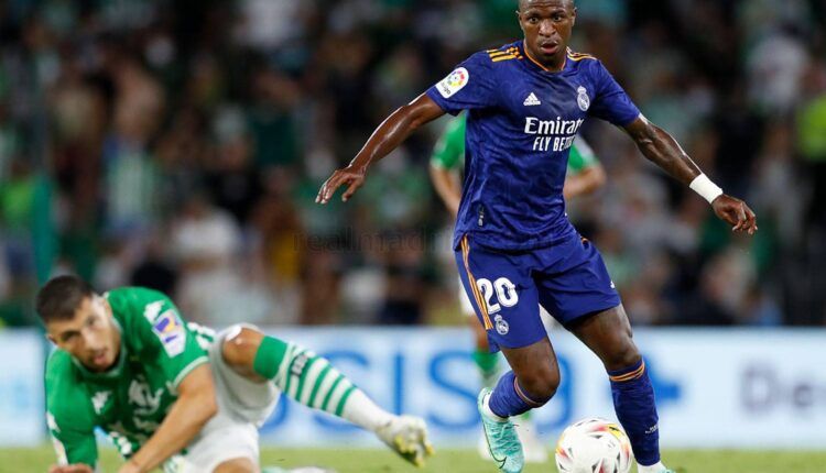 Vinícius Júnior conduce el balón en un Real Betis Balompié - Real Madrid Club de Fútbol. Foto: Real Madrid Club de Fútbol.