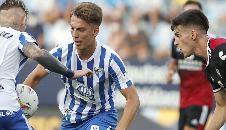 Paulino de la Fuente en un partido entre el Málaga y el CD Mirandés