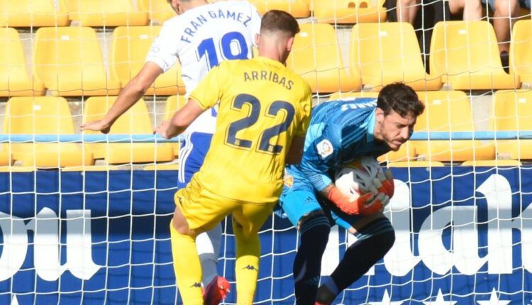 Cristian Álvarez sujeta un balón ante Arribas en un Alcorcón-Zaragoza