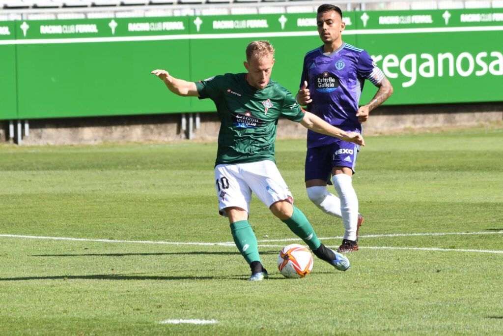 Dani Nieto ejecutando un disparo en el Racing de Ferrol - Valladolid Promesas