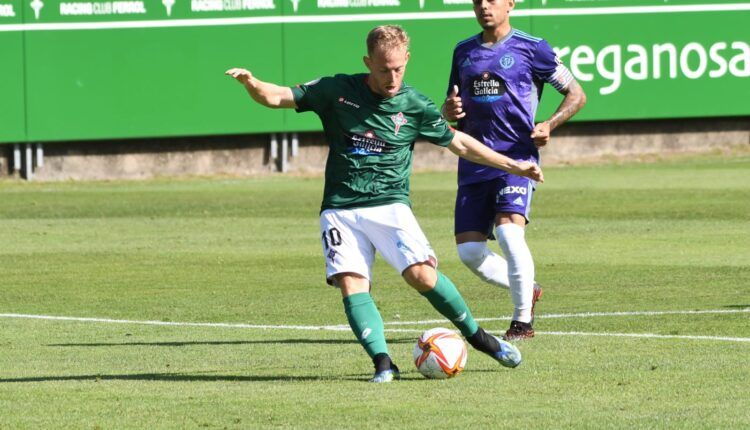 Dani Nieto ejecutando un disparo en el Racing de Ferrol - Valladolid Promesas