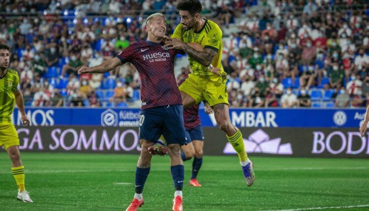 Dani Escriche y David Costas pugnan por un balón en un Huesca - Oviedo