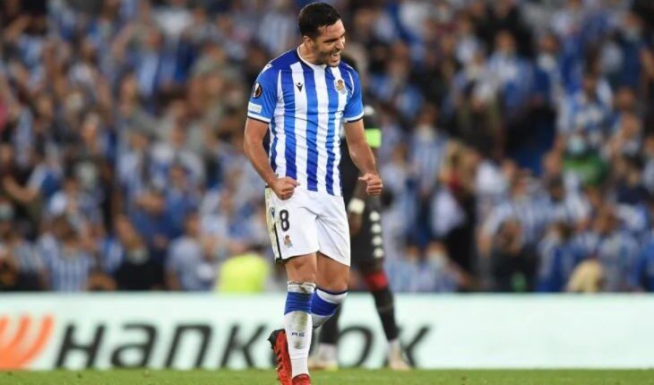 Mikel Merino celebra un gol con la Real Sociedad