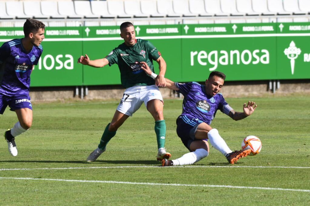 Moha (Promesas) le gana una disputa a Héber Pena (Racing de Ferrol) en un encuentro