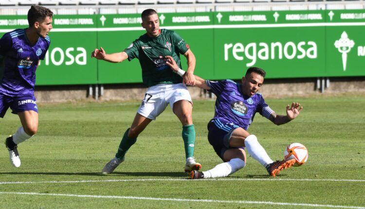 Moha (Promesas) le gana una disputa a Héber Pena (Racing de Ferrol) en un encuentro