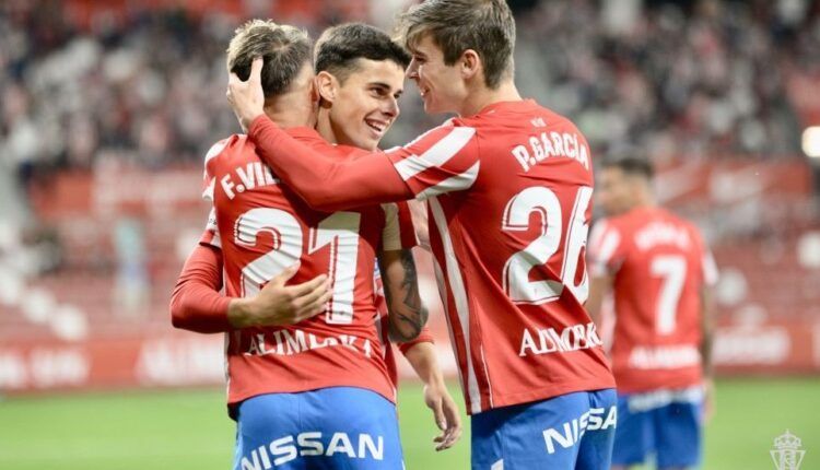 Gaspar, Fran Villalba y Pablo García celebran un gol del Sporting