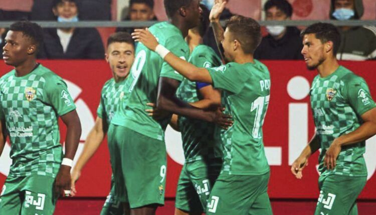 Sadiq celebra con Robertone y otros jugadores de la UD Almería un gol en Montilivi