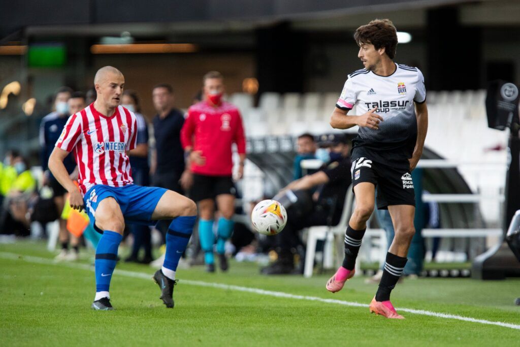 Vasyl Kravets y Julián Delmás en un Cartagena - Sporting