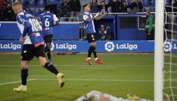 Joselu celebra un gol