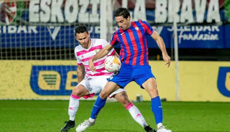 Xabi Etxeita y Matheus Aias en un Eibar-Oviedo