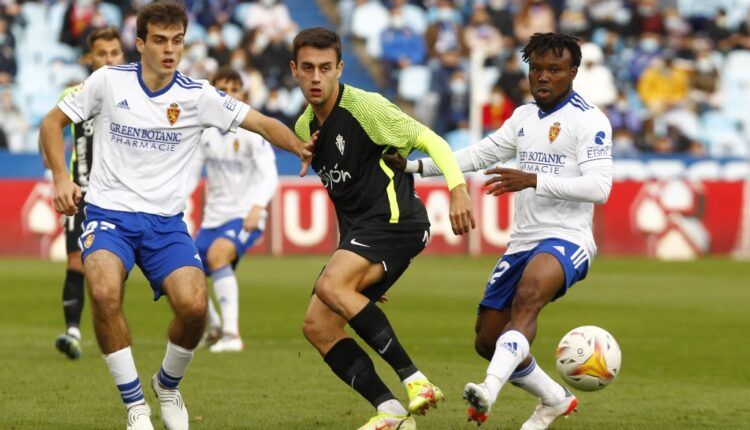 Pedro Díaz (Sporting) entre Francho Serrano y James Igbekeme (Real Zaragoza)