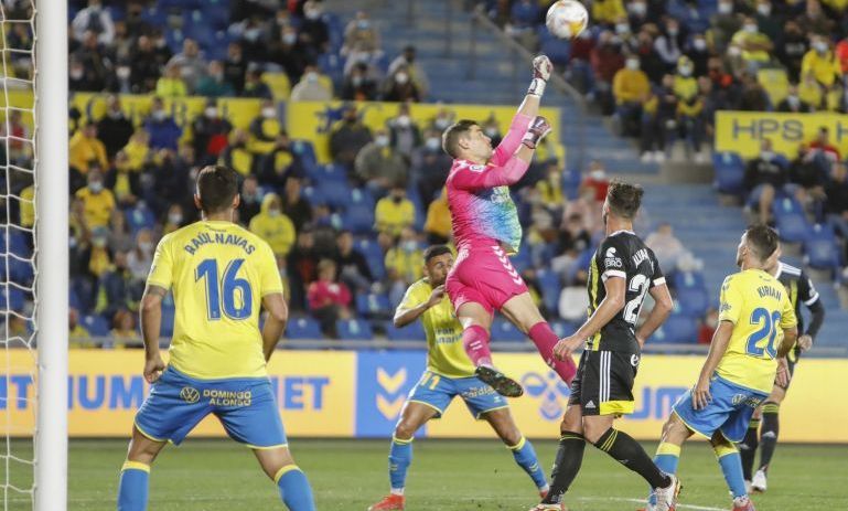 Raúl Fernández sale de puños en una acción del partido