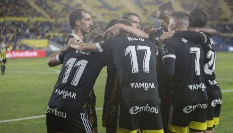 Jugadores del Real Zaragoza celebran un gol