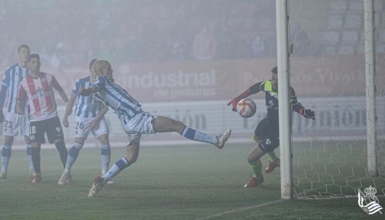 Guridi haciendo un gol bajo la niebla