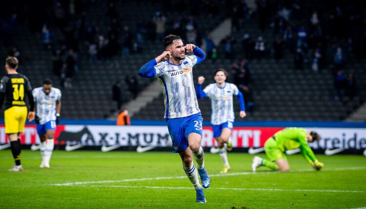 Marco Richter celebrando el tercer gol del partido