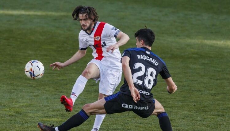 José Ángel Pozo frente a Pascanu en un Rayo-Ponferradina