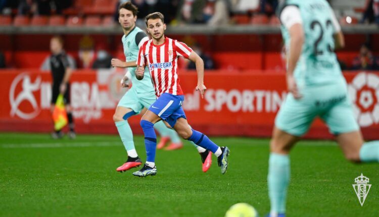 Fran Villalba en un partido en El Molinón frente al Huesca