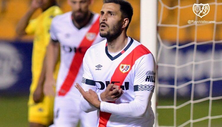 Yacine Qasmi celebrando un gol en Santo Domingo