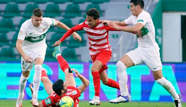 Luis Milla en un partido con el Granada frente al Elche