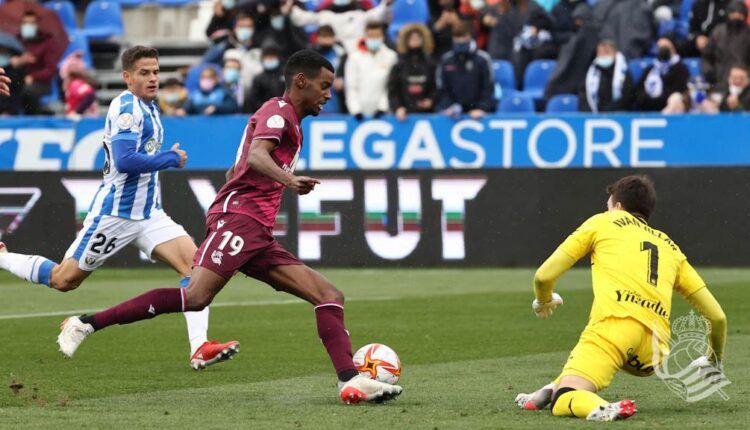 Alexander Isak intenta driblar a Iván Villar | Foto: @RealSociedad