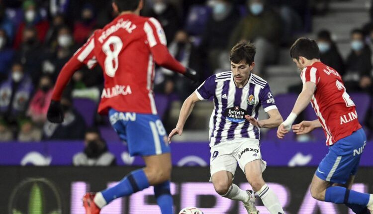 Toni Villa trata de conducir un balón en un Valladolid-Sporting