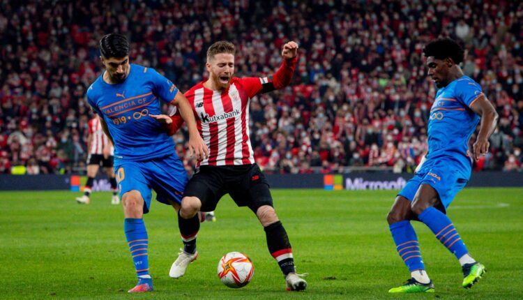 Muniain con Carlos Soler en un Athletic - Valencia