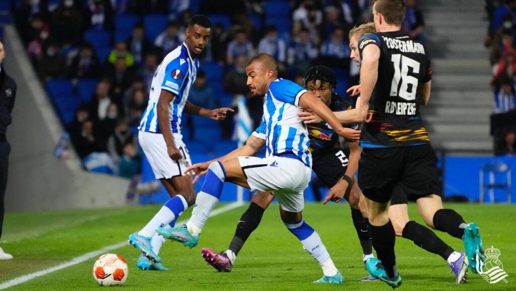 Rafinha en un partido con la Real Sociedad ante la mirada de Isak