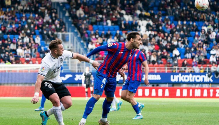 Rober Correa despeja un balón ante la oposición de Ontiveros en un Eibar-Fuenlabrada