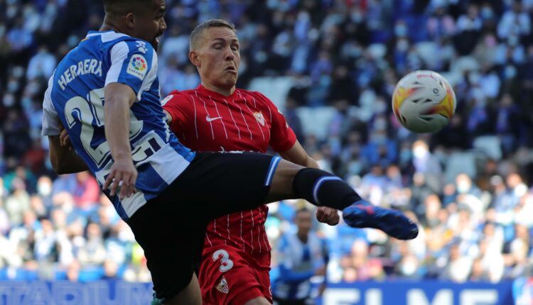 Yangel Herrera ante Augustinsson en un Espanyol-Sevilla