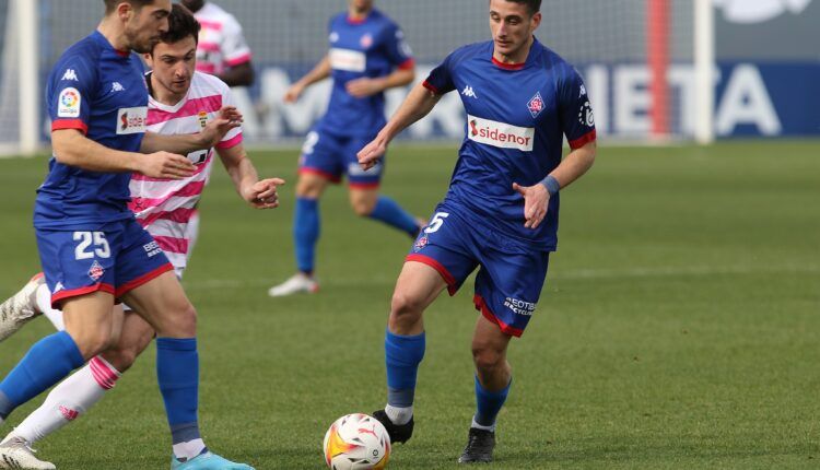 Lander Olaetxea ante Gaizka Larazabal y Borja Sánchez en un Amorebieta - Oviedo