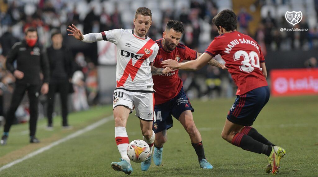 Iván Baillu trata de conducir en un Rayo-Osasuna