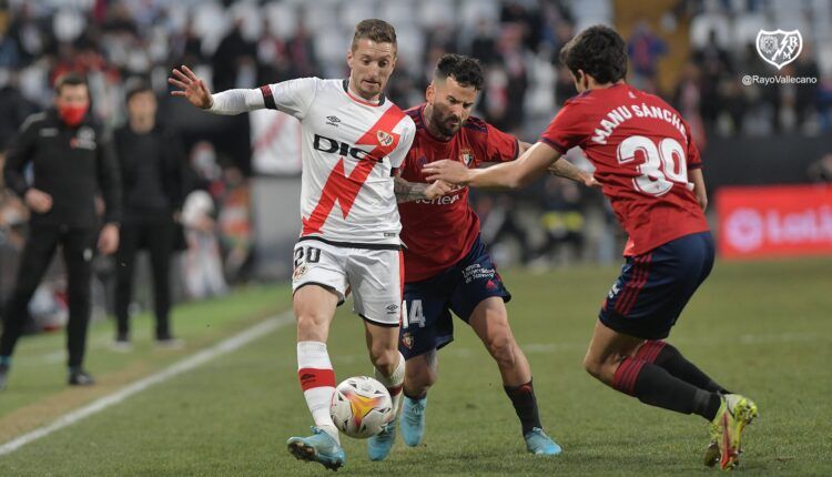 Iván Baillu trata de conducir en un Rayo-Osasuna