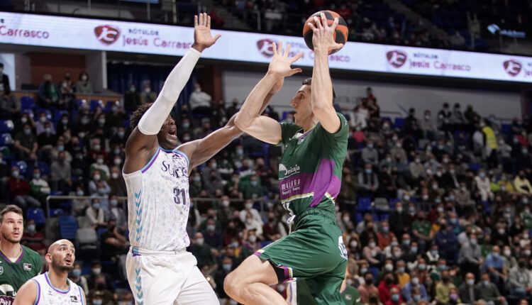 Kravic del Unicaja ante Delgado del Bilbao