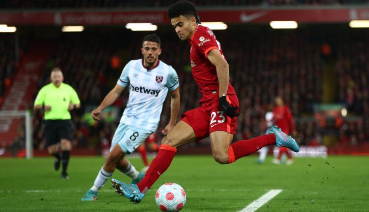 Luis Díaz rematando en el partido de hoy contra el West Ham