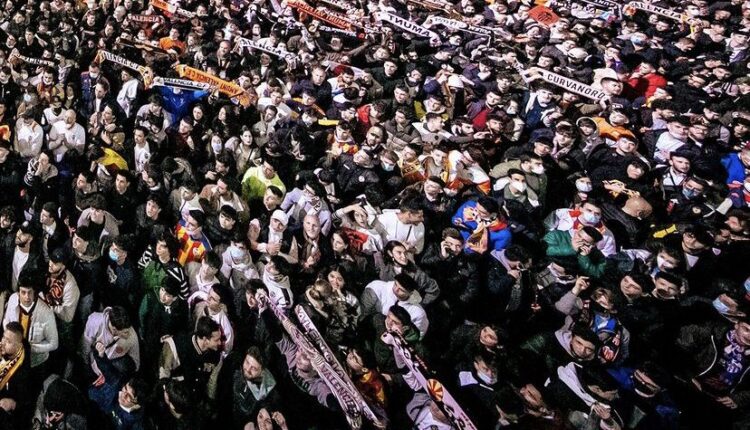 Afición del Valencia celebra el pase a la final de Copa