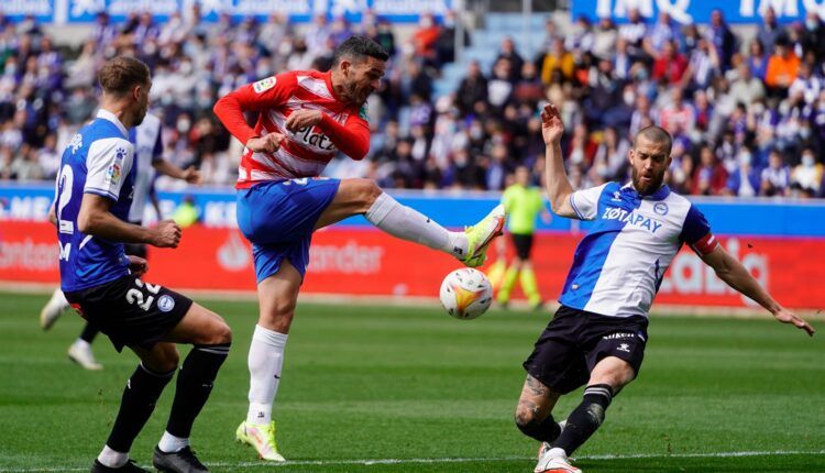 Victor Laguardia en una acción con Jorge Molina