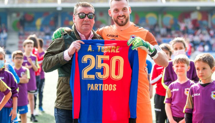 Adrián Torre con el presidente del club, Víctor Fernández Miranda