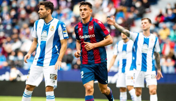 Marc Pubill (Levante) con Cabrera (Espanyol)