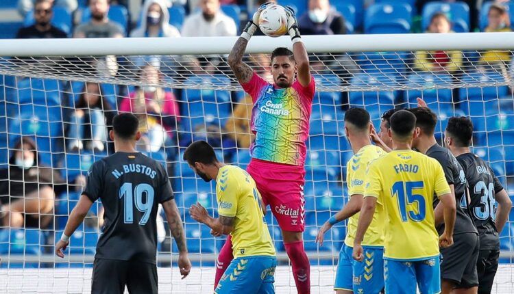 Álvaro Valles atrapa imponente un balón en el Las Palmas - Girona