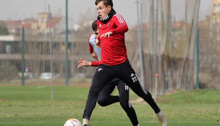 Riquelme en un entrenamiento con el CD Mirandés