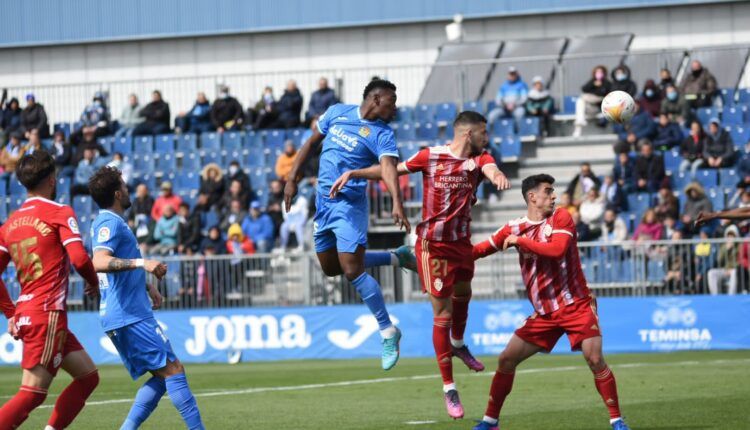 Mohamed Bouldini cabecea en una acción en un partido del Fuenlabrada