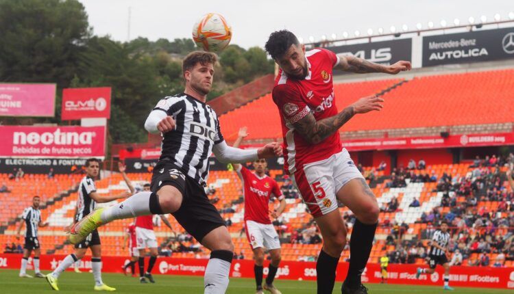 Marc Trilles despeja un balón ante Mario Barco | Foto: @cdcastellon