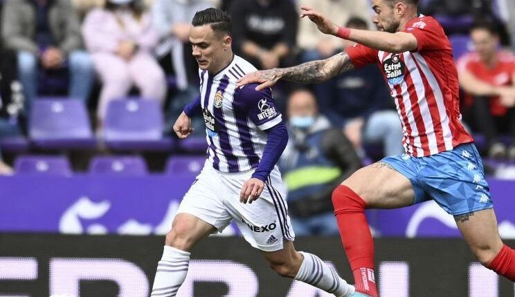 Roque Mesa conduce ante Xavi Torres en un Valladolid-Lugo