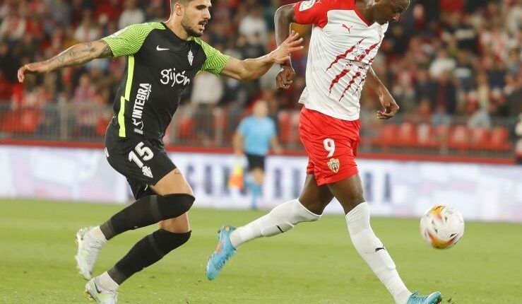 Sadiq controla un balón ante Berrocal en un Almería-Sporting