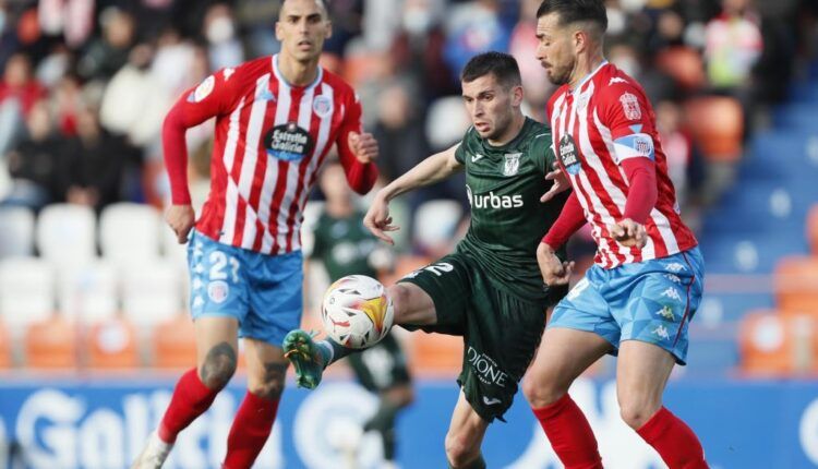 Sergi Palencia disputa un balón con Xavi Torres en un Lugo-Leganés