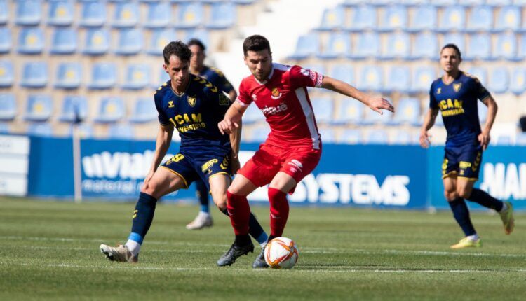 Armando y Javi Bonilla se disputan un balón | Fuente: @NASTICTARRAGONA