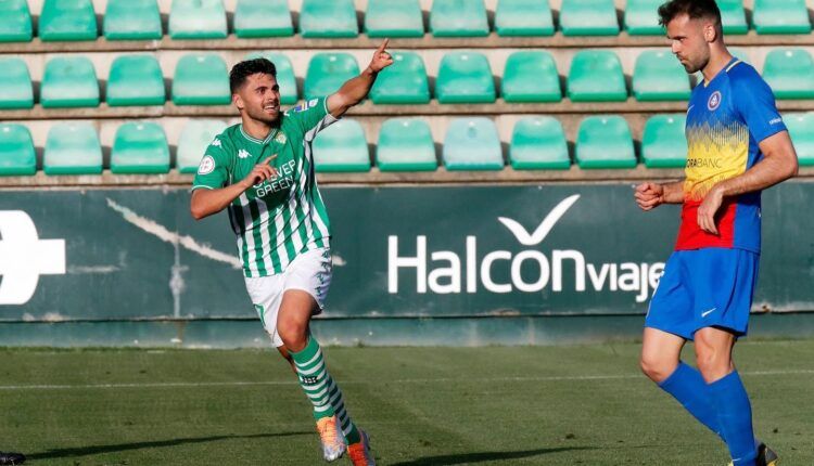 Ángel Baena celebra un gol con el Betis Deportivo