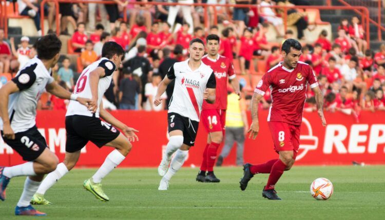 Pedro del Campo defiende el balón contra el Sevilla Atlético | Fuente: @NASTICTARRAGONA